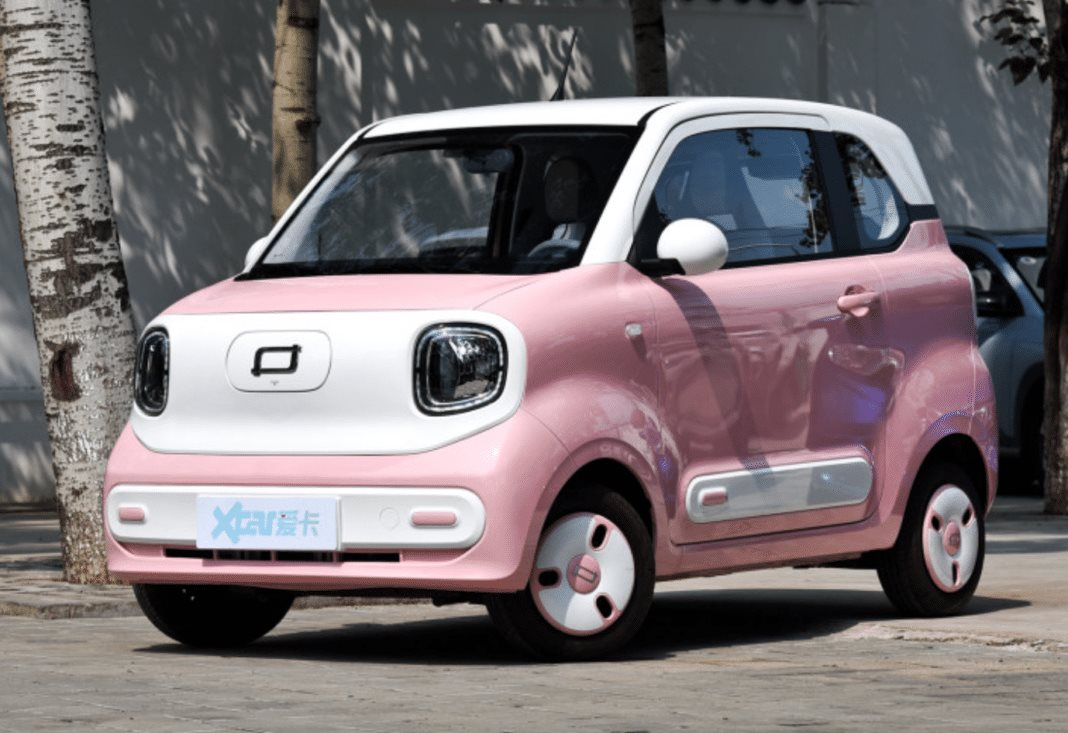 Thêm mẫu xe điện mini đe dọa soán ngôi 'vua phân khúc' Wuling HongGuang MiniEV: trang bị mui trần, giá bán chỉ từ 130 triệu đồng - Ảnh 1.