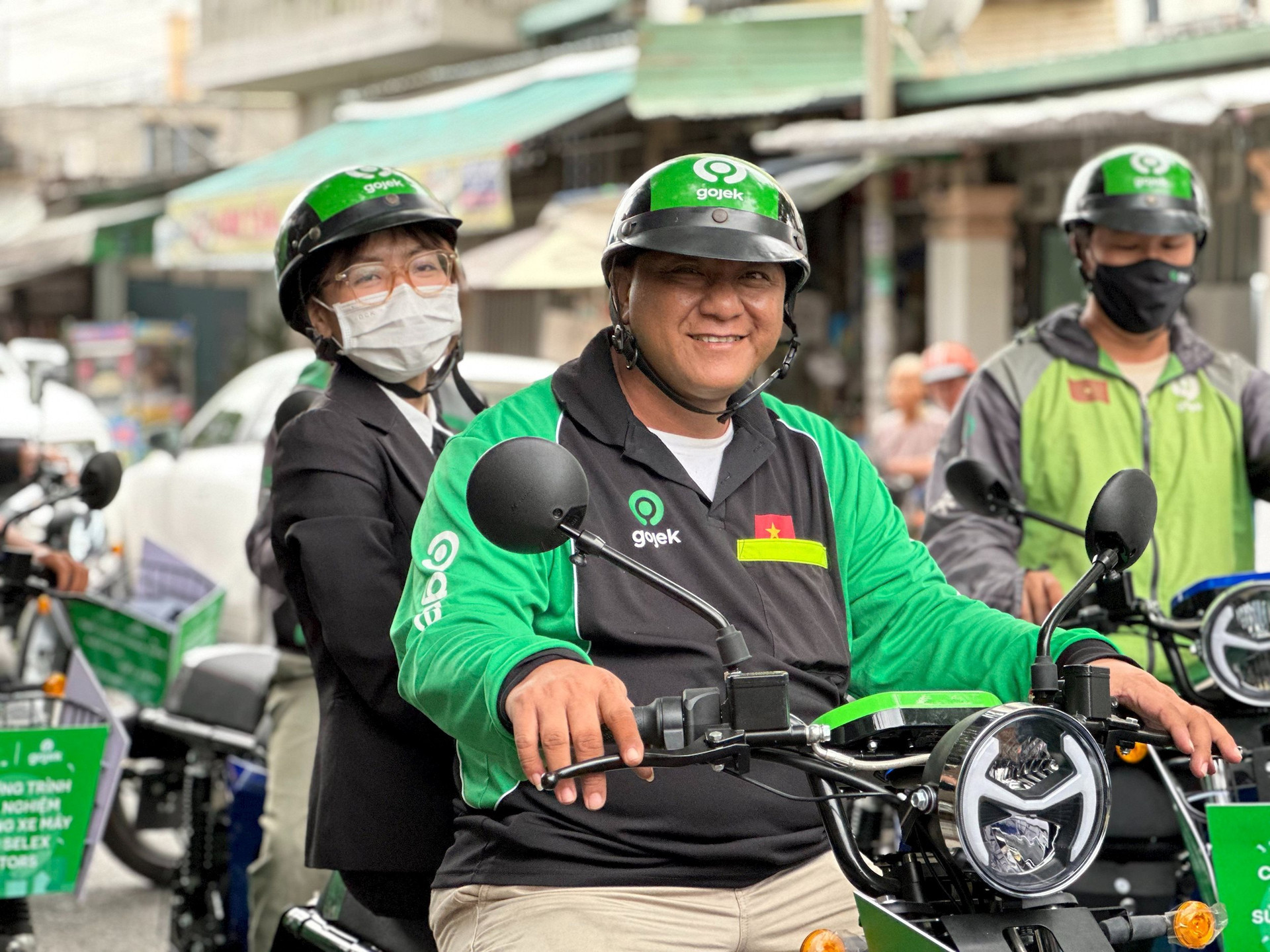 Đấu với SM Bike của ông Phạm Nhật Vượng, Gojek bắt tay Selex Motors thử nghiệm chở khách, giao hàng bằng xe máy điện - Ảnh 1.