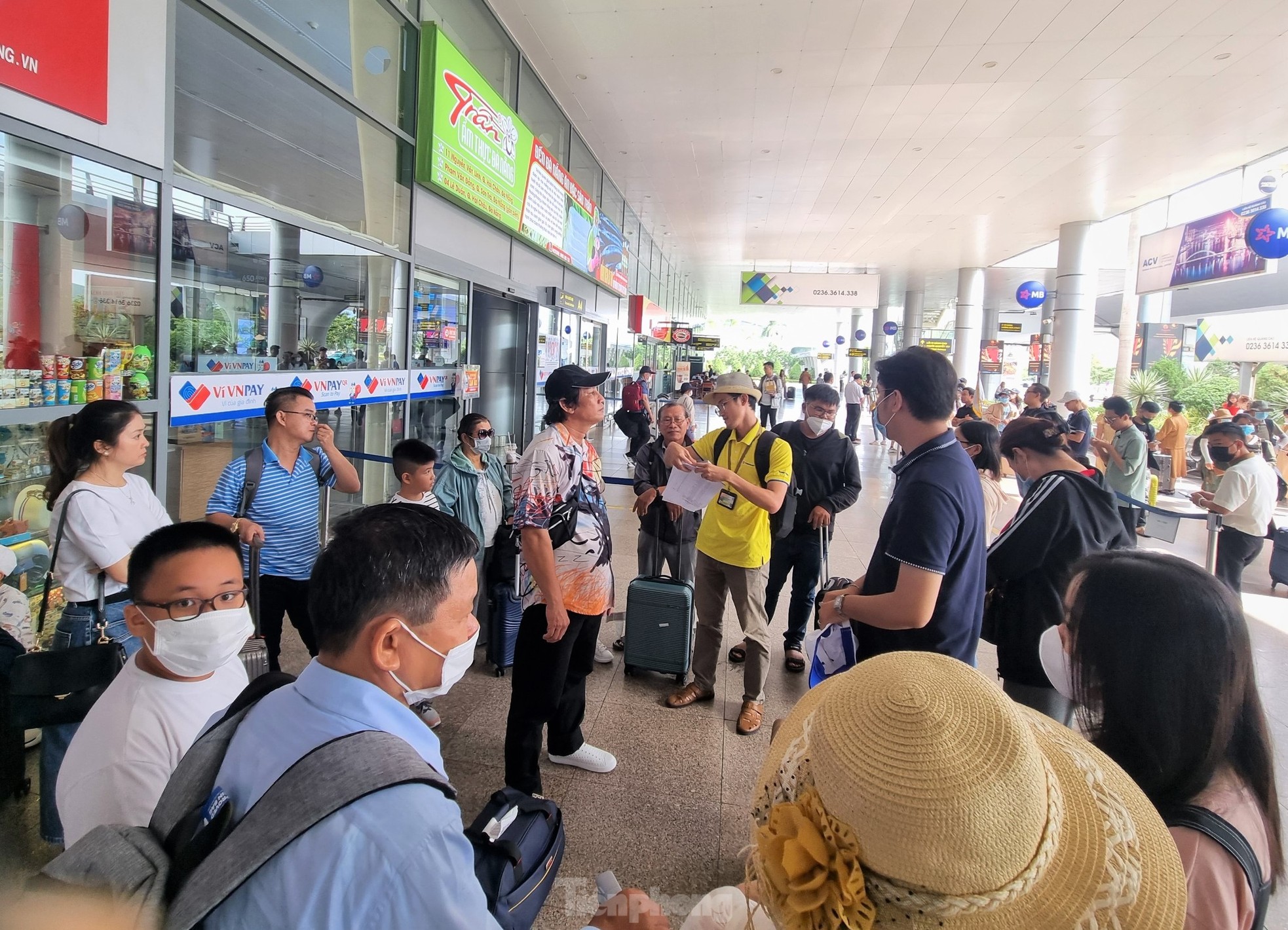 Khách du lịch nườm nượp đến Đà Nẵng, đông hơn cả trước đại dịch - Ảnh 1.