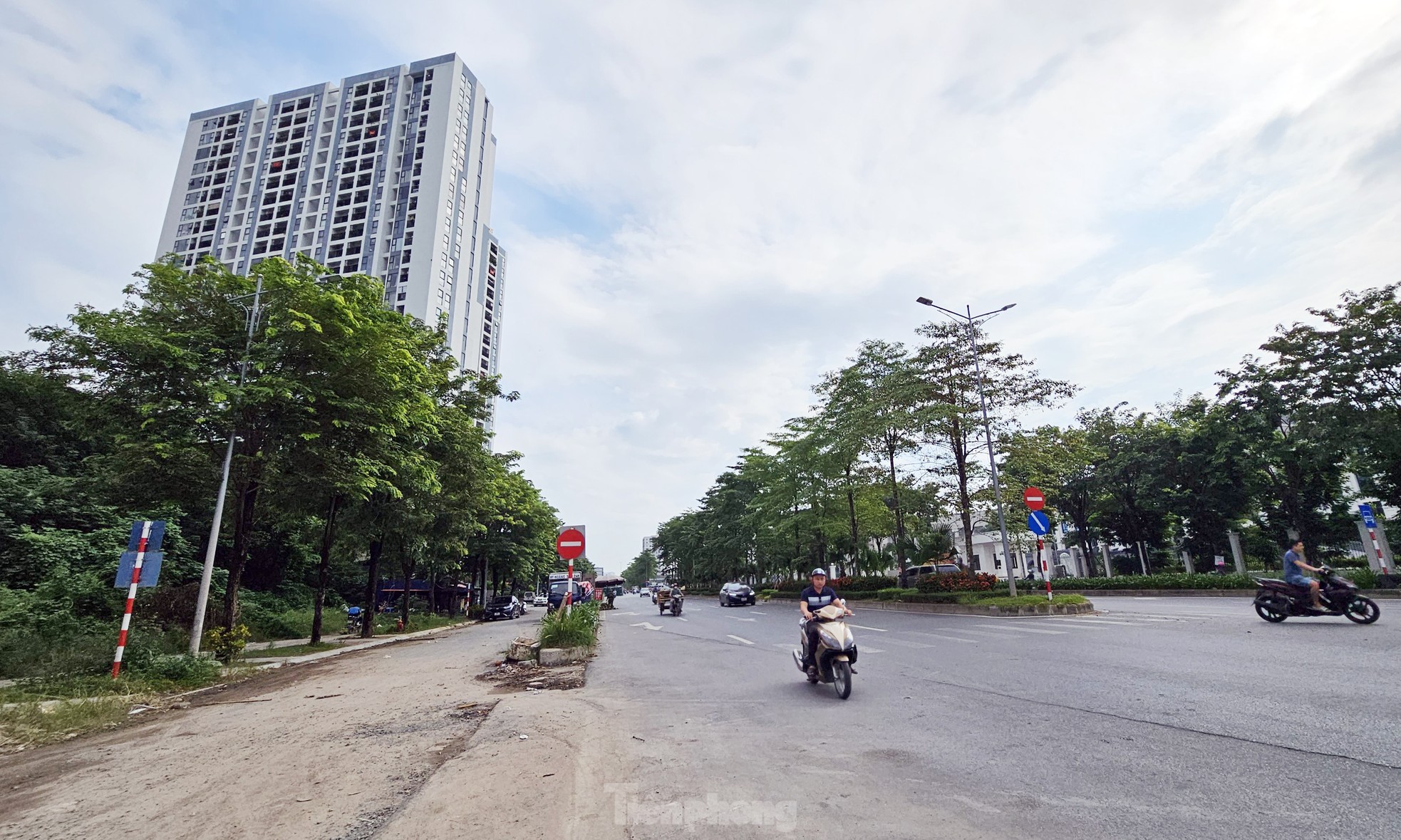 Cảnh tuyến đường BT nghìn tỷ ở Hà Nội biến thành bãi xe, nơi tập kết rác thải - Ảnh 1.