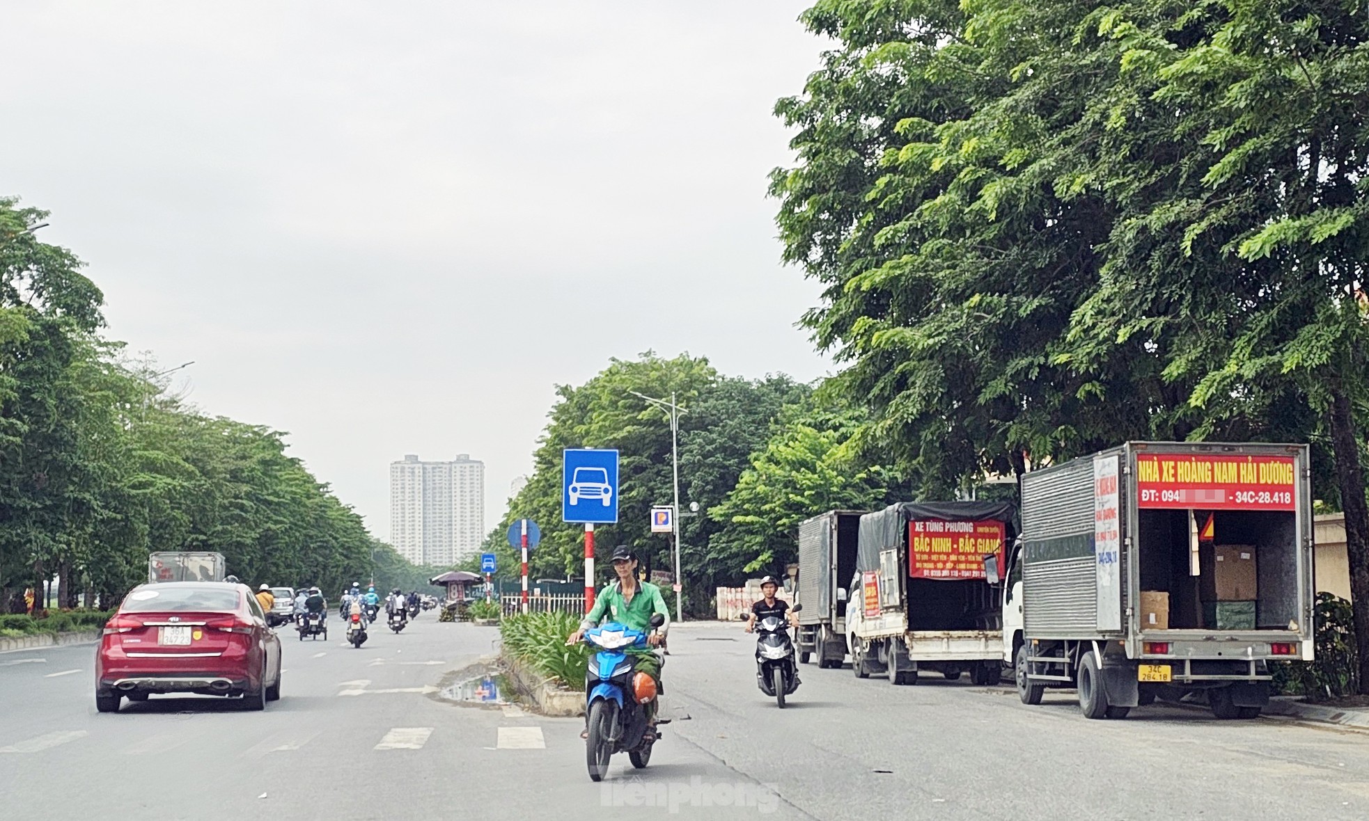 Cảnh tuyến đường BT nghìn tỷ ở Hà Nội biến thành bãi xe, nơi tập kết rác thải - Ảnh 3.