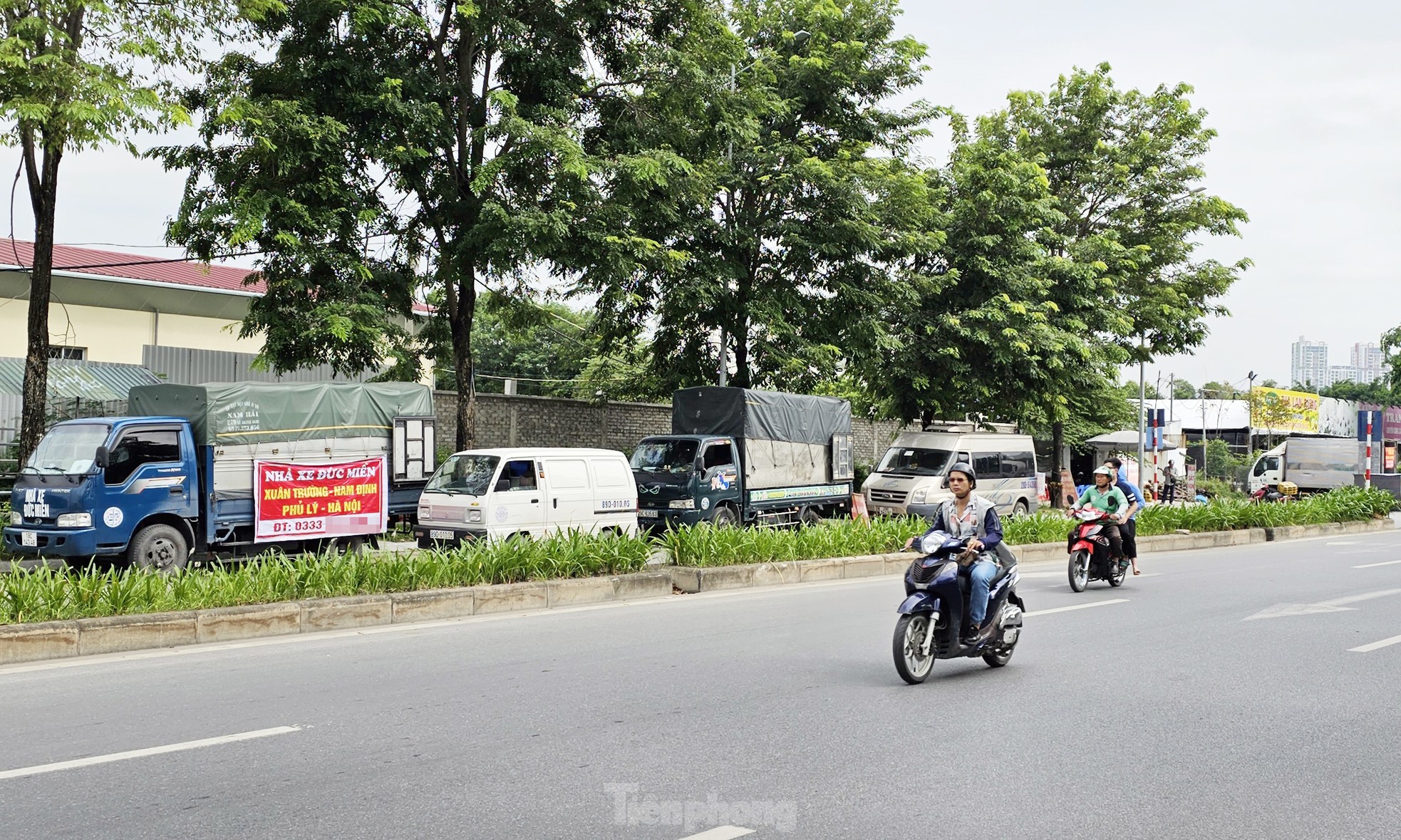 Cảnh tuyến đường BT nghìn tỷ ở Hà Nội biến thành bãi xe, nơi tập kết rác thải - Ảnh 13.