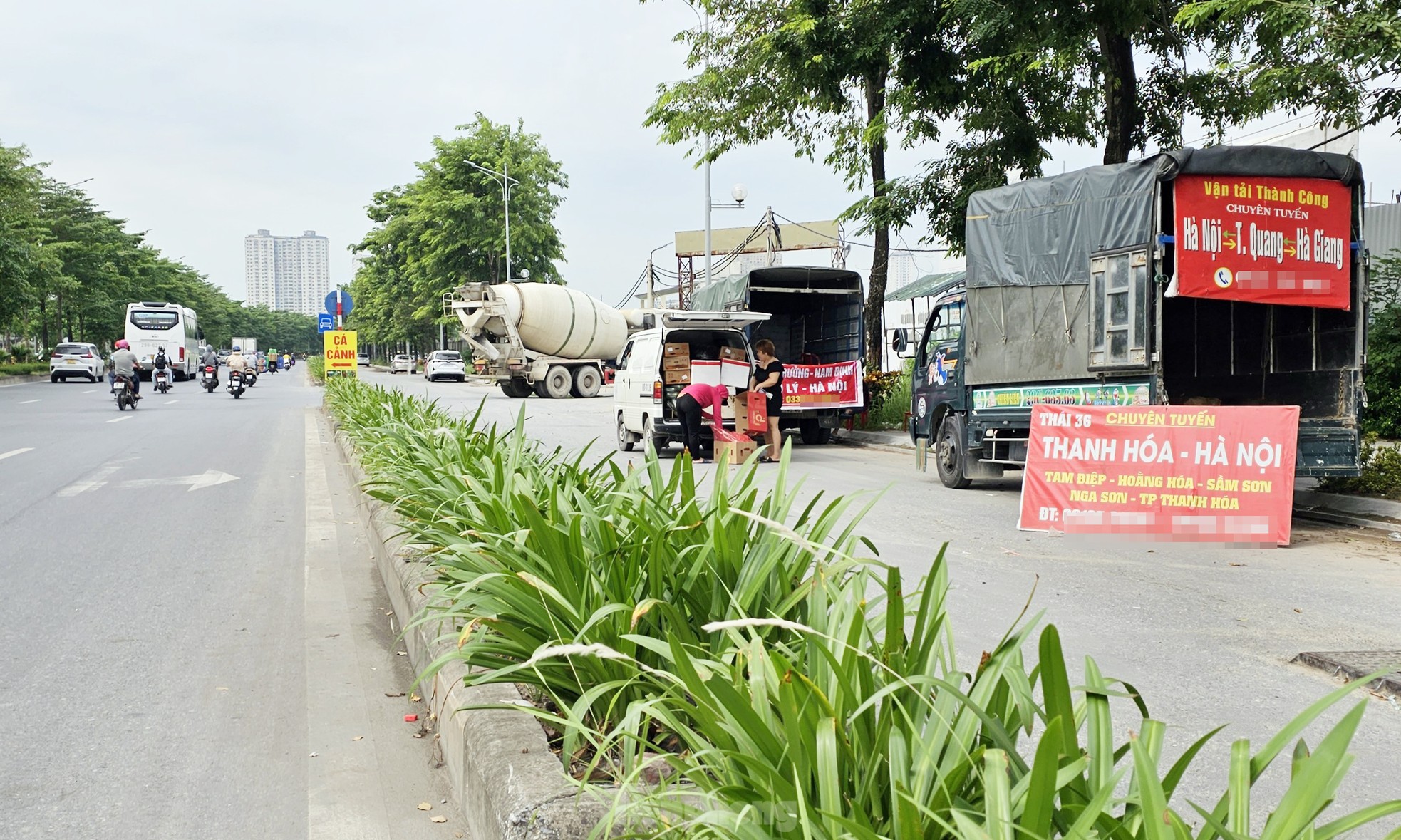 Cảnh tuyến đường BT nghìn tỷ ở Hà Nội biến thành bãi xe, nơi tập kết rác thải - Ảnh 5.