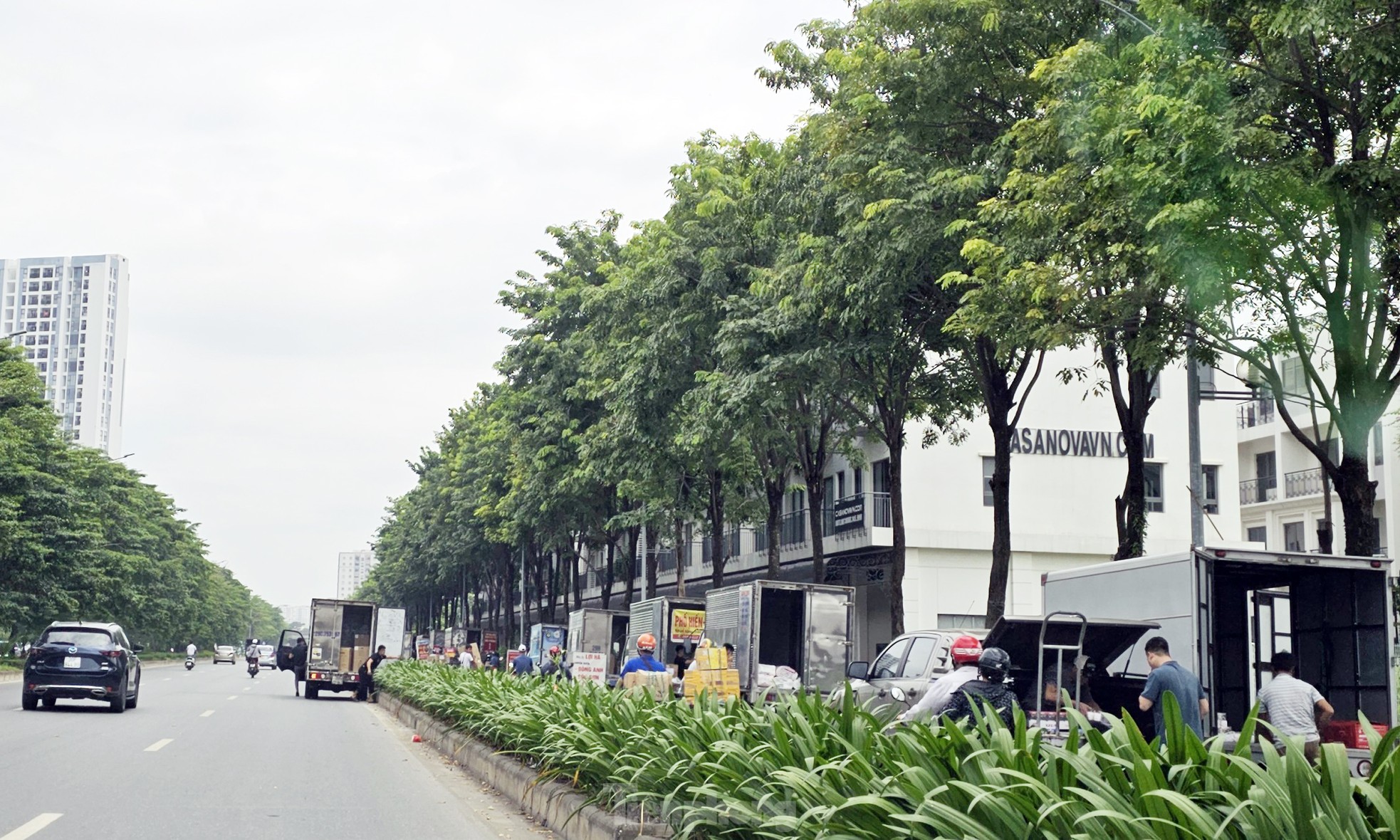Cảnh tuyến đường BT nghìn tỷ ở Hà Nội biến thành bãi xe, nơi tập kết rác thải - Ảnh 6.