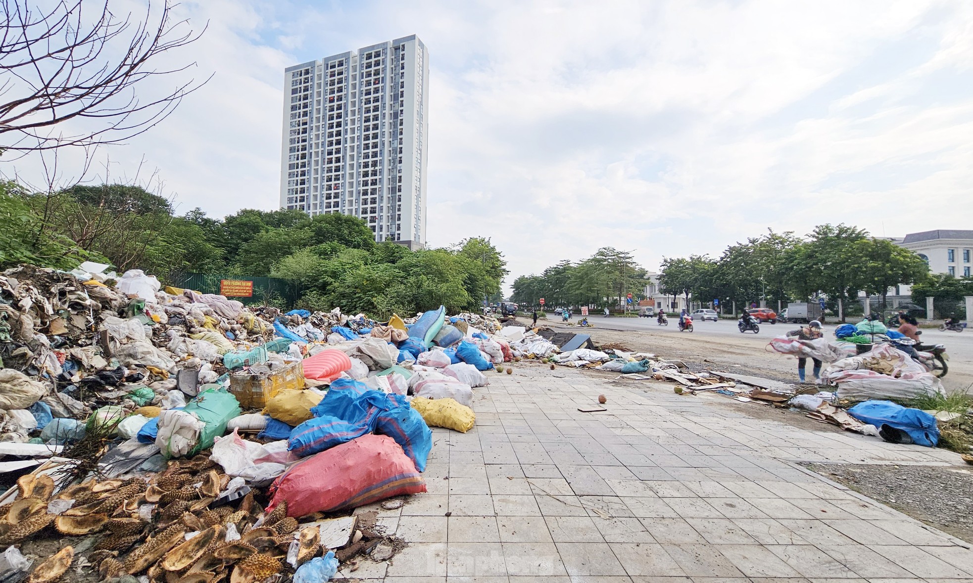 Cảnh tuyến đường BT nghìn tỷ ở Hà Nội biến thành bãi xe, nơi tập kết rác thải - Ảnh 12.