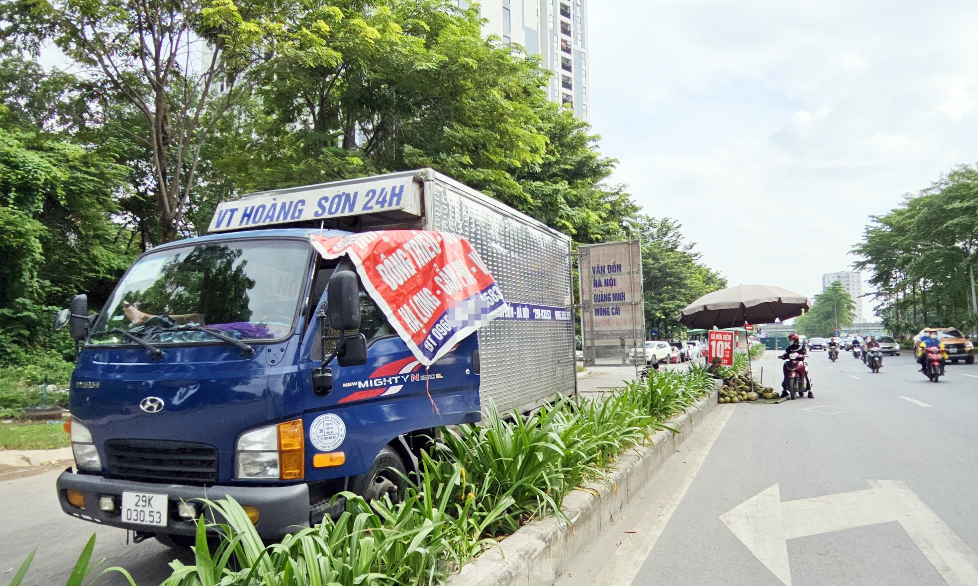 Cảnh tuyến đường BT nghìn tỷ ở Hà Nội biến thành bãi xe, nơi tập kết rác thải - Ảnh 7.