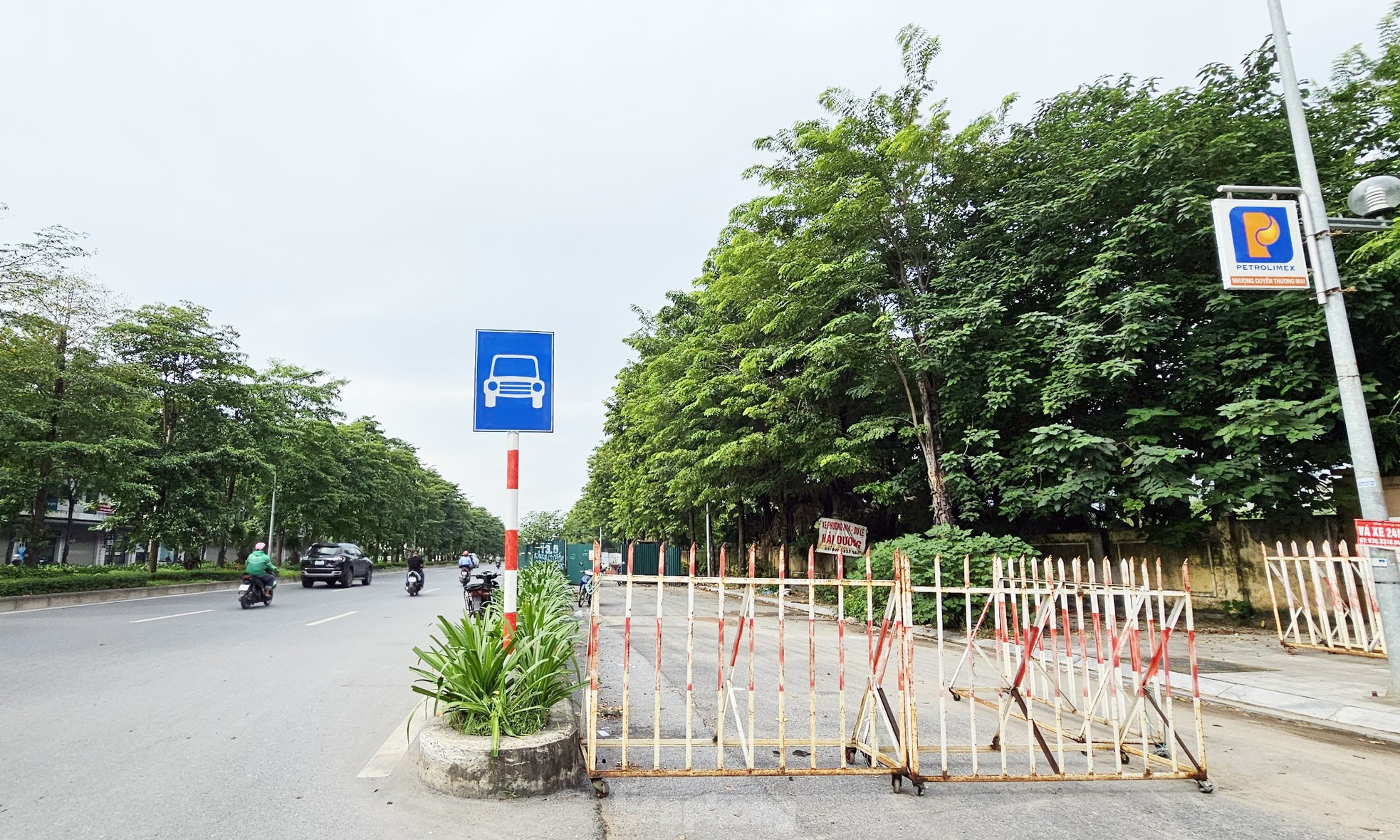 Cảnh tuyến đường BT nghìn tỷ ở Hà Nội biến thành bãi xe, nơi tập kết rác thải - Ảnh 10.