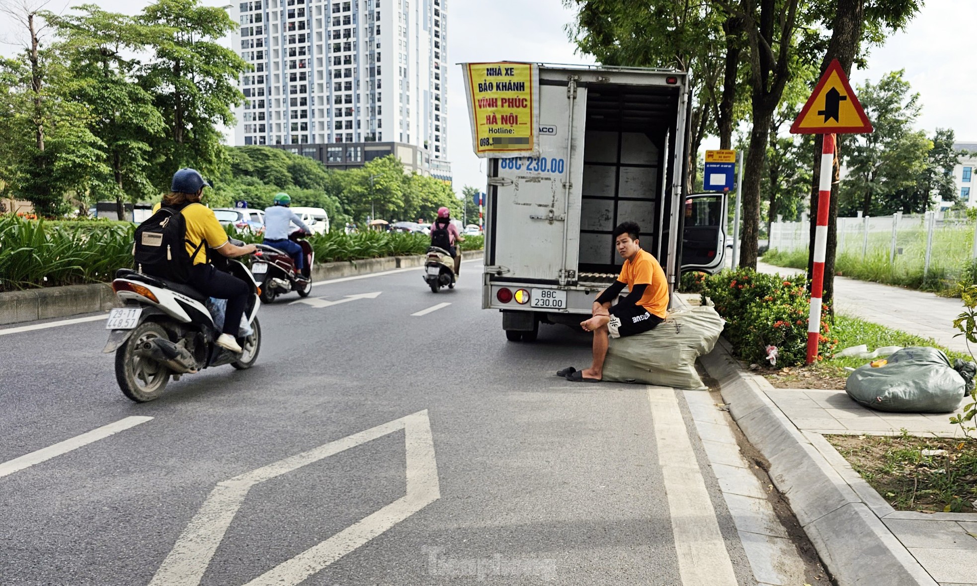 Cảnh tuyến đường BT nghìn tỷ ở Hà Nội biến thành bãi xe, nơi tập kết rác thải - Ảnh 8.