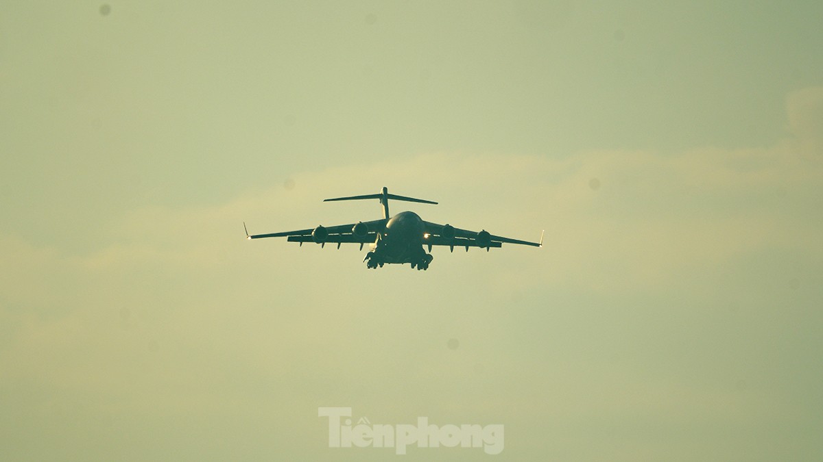 Tận thấy ‘siêu máy bay’ hạng nặng của Mỹ đến Hà Nội lúc chập tối - Ảnh 1.