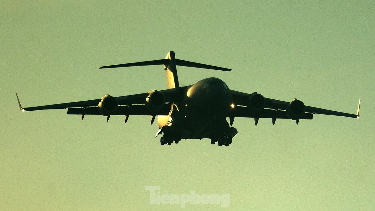 Tận thấy ‘siêu máy bay’ hạng nặng của Mỹ đến Hà Nội lúc chập tối - Ảnh 2.