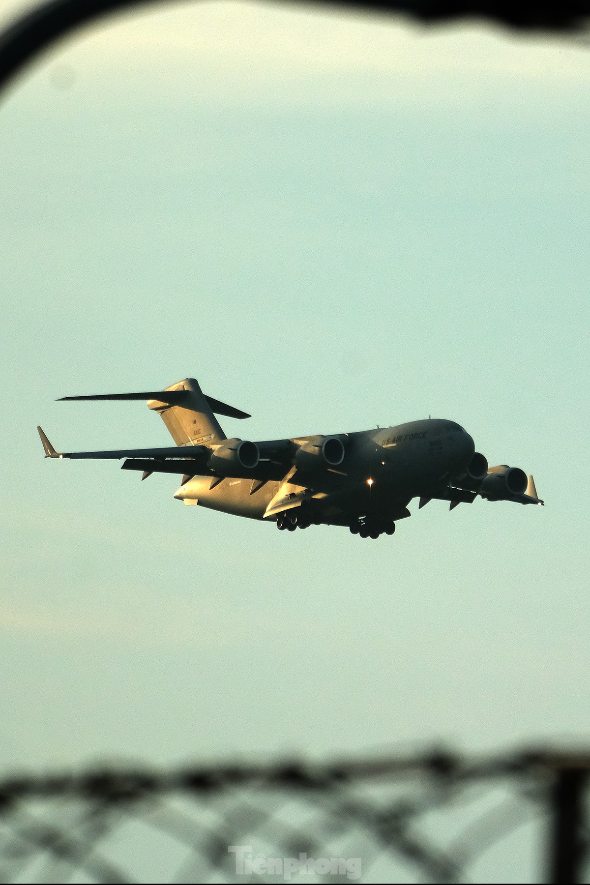 Tận thấy ‘siêu máy bay’ hạng nặng của Mỹ đến Hà Nội lúc chập tối - Ảnh 3.