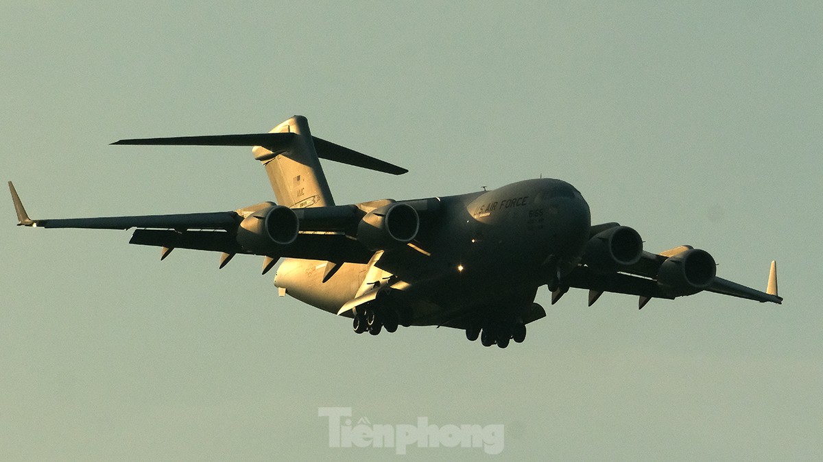 Tận thấy ‘siêu máy bay’ hạng nặng của Mỹ đến Hà Nội lúc chập tối - Ảnh 4.