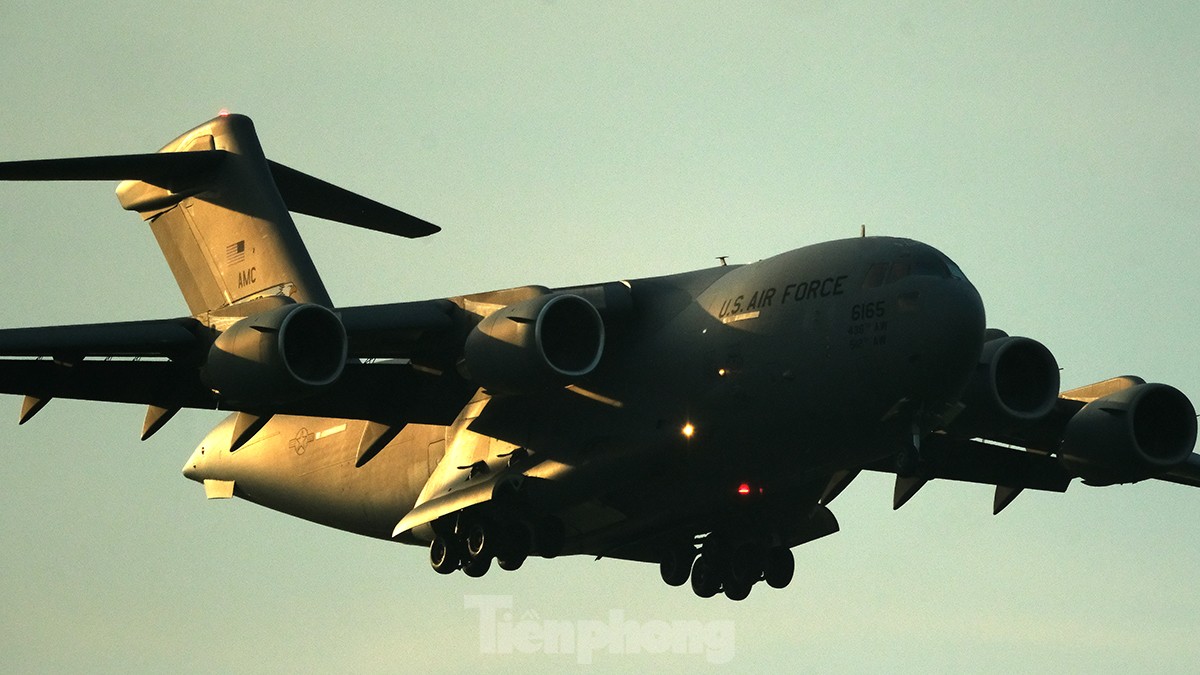 Tận thấy ‘siêu máy bay’ hạng nặng của Mỹ đến Hà Nội lúc chập tối - Ảnh 5.