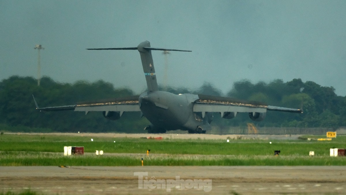 Tận thấy ‘siêu máy bay’ hạng nặng của Mỹ đến Hà Nội lúc chập tối - Ảnh 6.