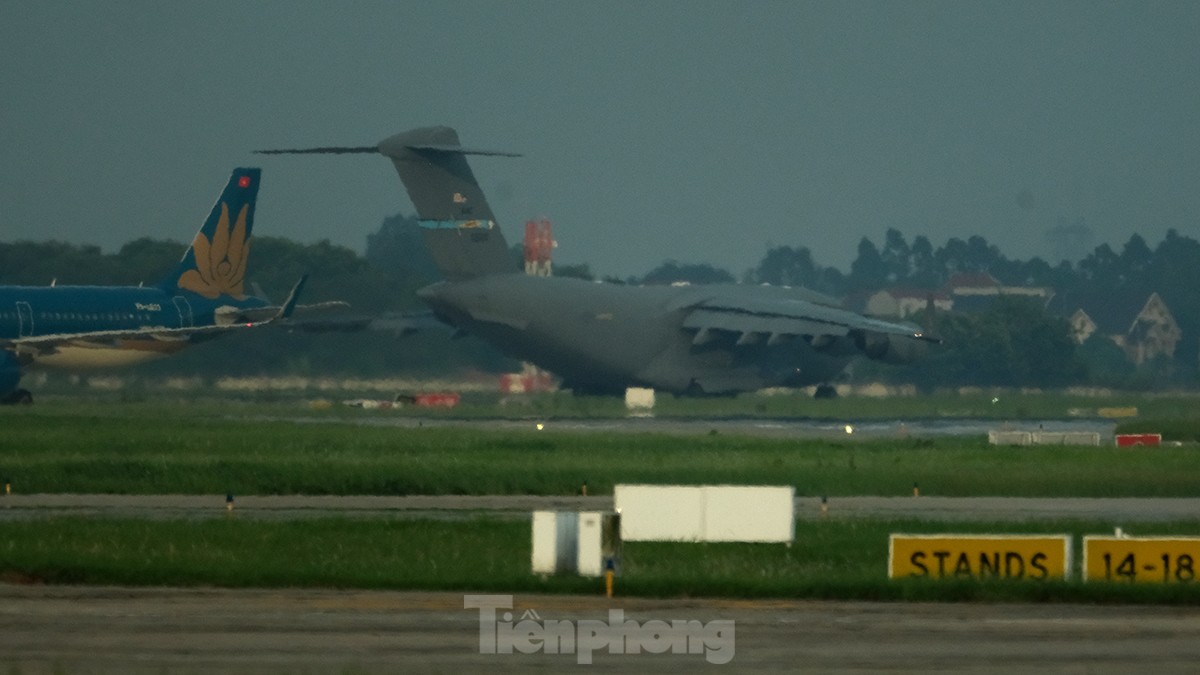 Tận thấy ‘siêu máy bay’ hạng nặng của Mỹ đến Hà Nội lúc chập tối - Ảnh 7.