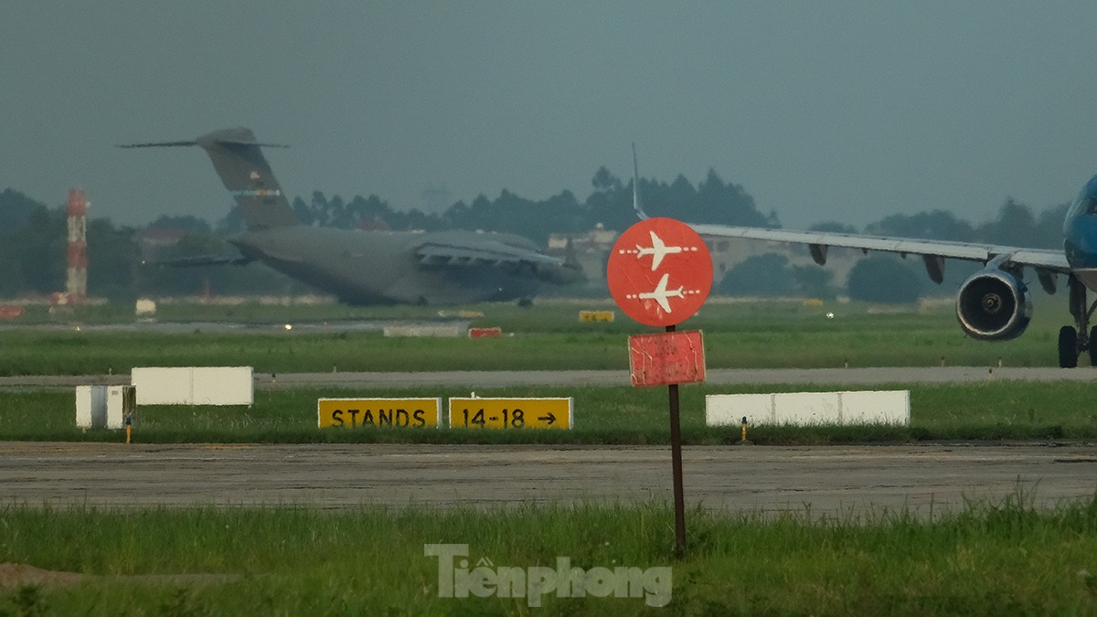 Tận thấy ‘siêu máy bay’ hạng nặng của Mỹ đến Hà Nội lúc chập tối - Ảnh 8.