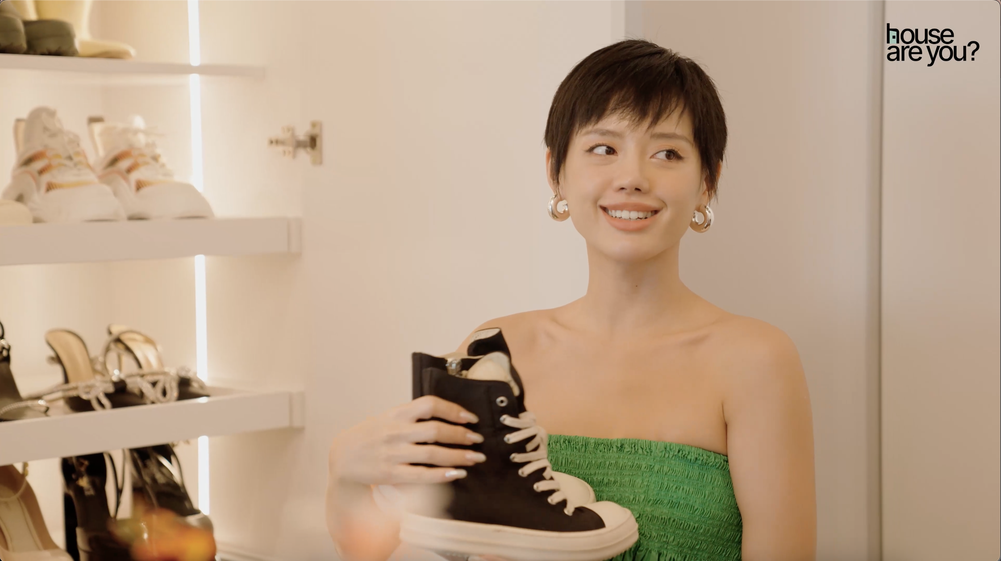 Soi tủ giày của "Cô Em Trendy" Khánh Linh tại tổ ấm cùng bạn trai thiếu gia