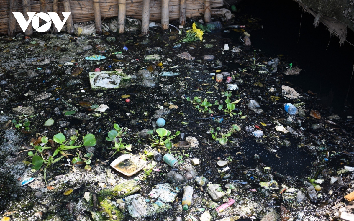 Nguồn nước ô nhiễm, rác thải bủa vây “điểm nóng” sốt xuất huyết của Hà Nội - Ảnh 9.