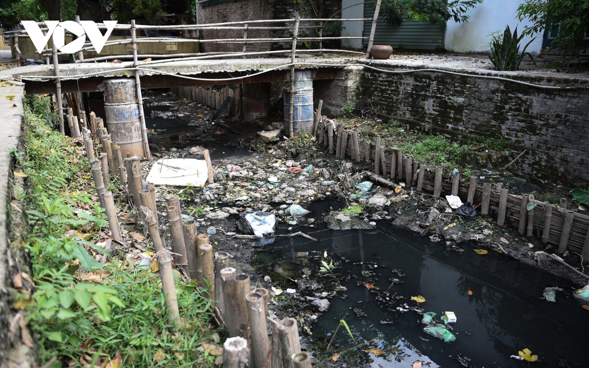 Nguồn nước ô nhiễm, rác thải bủa vây “điểm nóng” sốt xuất huyết của Hà Nội - Ảnh 11.