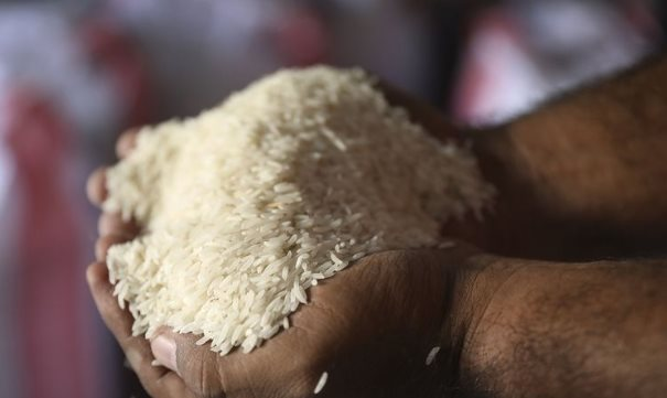 Một quốc gia châu Á giới hạn mua gạo 100kg/người do giá tăng phi mã, là khách “ruột” của gạo Việt Nam - Ảnh 1.