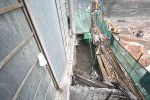 Công trường đào móng thi công khiến tòa nhà 6 tầng liền kề bị lún và nứt nẻ, 130 người phải sơ tán khẩn cấp - Ảnh 2.
