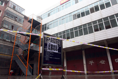Công trường đào móng thi công khiến tòa nhà 6 tầng liền kề bị lún và nứt nẻ, 130 người phải sơ tán khẩn cấp - Ảnh 3.