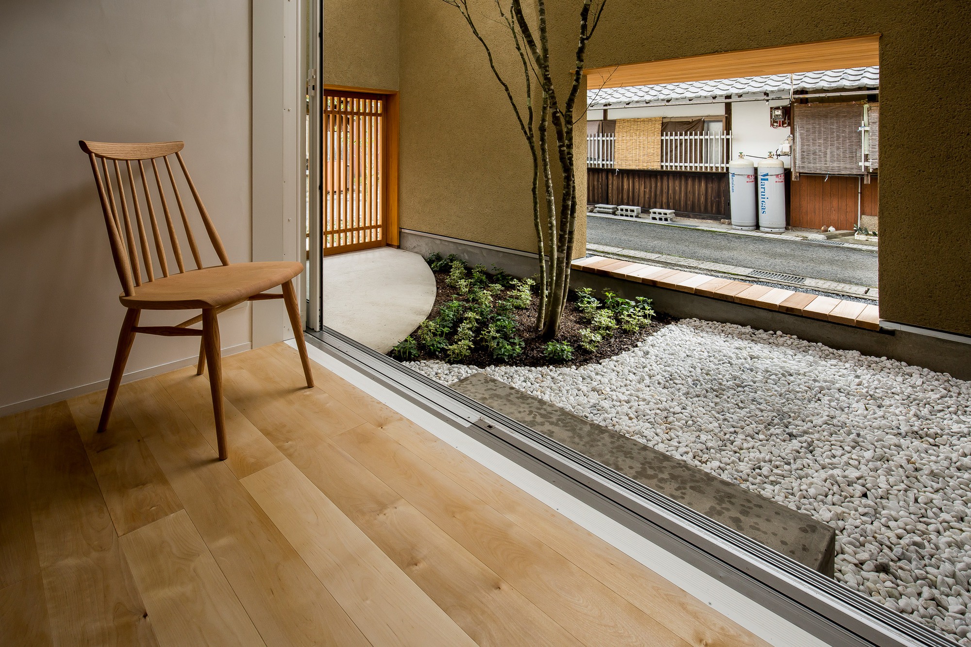 Ngôi nhà với khoảng sân vườn thiết kế đẹp như tranh vẽ ở Nhật - Ảnh 8.