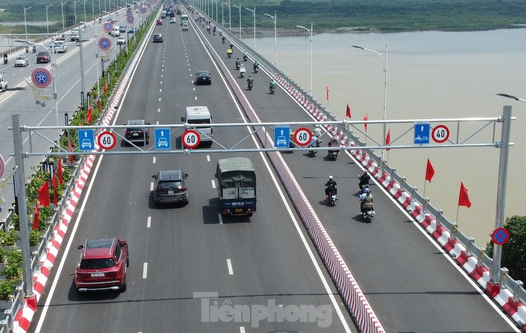 Cầu Vĩnh Tuy: Hai chiều cầu hai kiểu tổ chức giao thông, phương tiện lúng túng khi lưu thông - Ảnh 1.