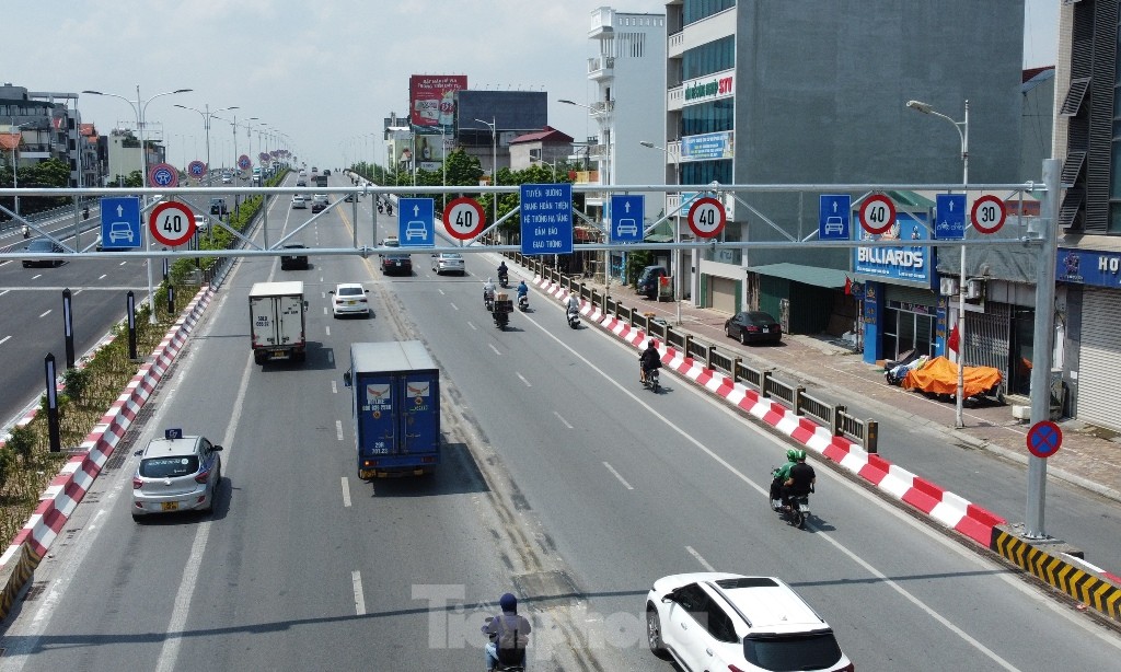 Cầu Vĩnh Tuy: Hai chiều cầu hai kiểu tổ chức giao thông, phương tiện lúng túng khi lưu thông - Ảnh 2.