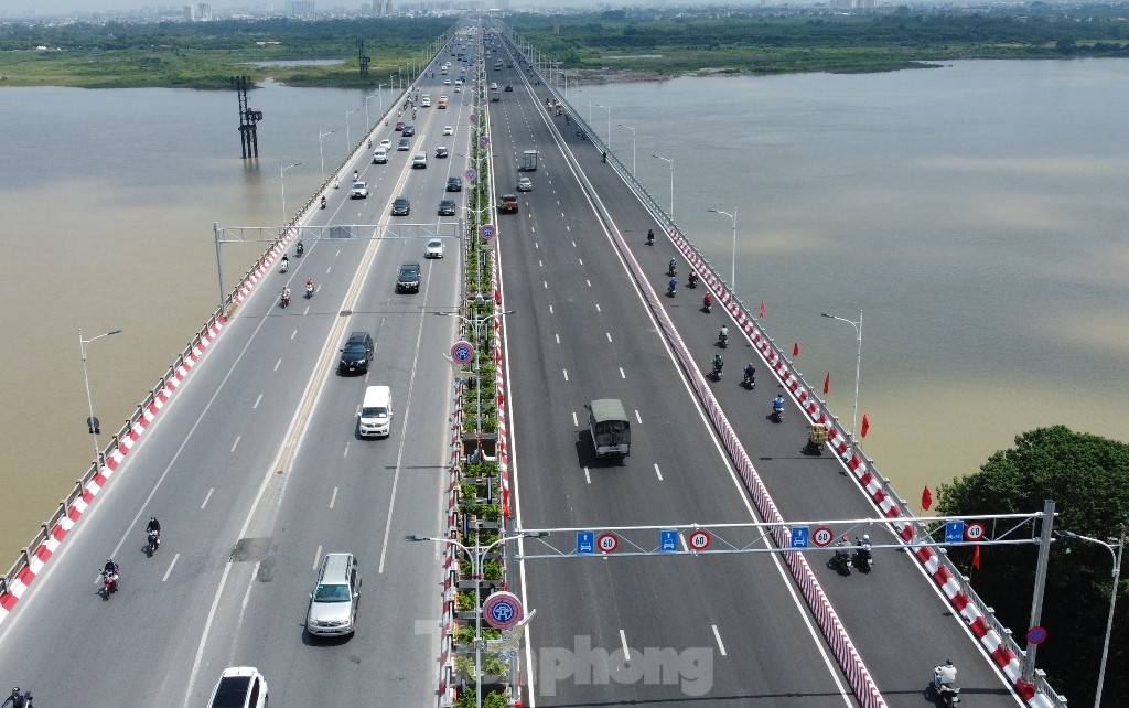 Cầu Vĩnh Tuy: Hai chiều cầu hai kiểu tổ chức giao thông, phương tiện lúng túng khi lưu thông - Ảnh 3.