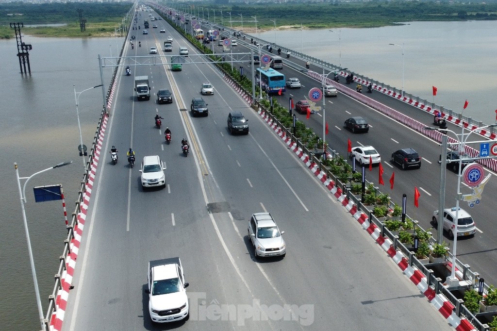Cầu Vĩnh Tuy: Hai chiều cầu hai kiểu tổ chức giao thông, phương tiện lúng túng khi lưu thông - Ảnh 6.