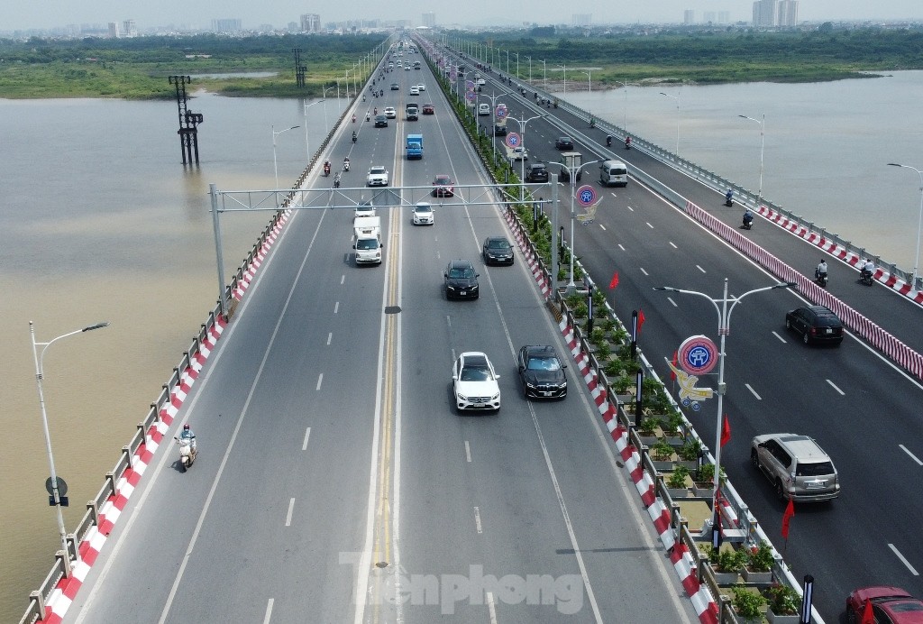 Cầu Vĩnh Tuy: Hai chiều cầu hai kiểu tổ chức giao thông, phương tiện lúng túng khi lưu thông - Ảnh 7.