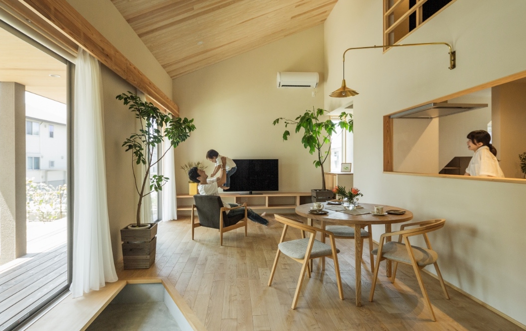 Không gian sống lý tưởng của mọi gia đình: Dùng 3 loại gỗ cất nhà, vườn xum xuê cây cối - Ảnh 2.