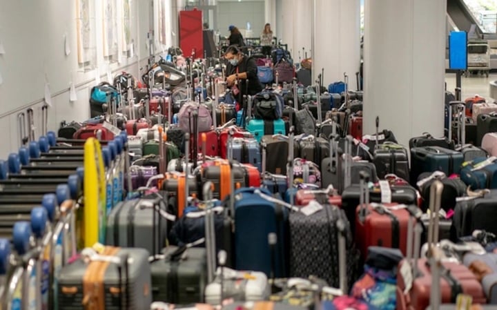 Nên làm gì khi hành lý bị thất lạc ở sân bay? - Ảnh 1.