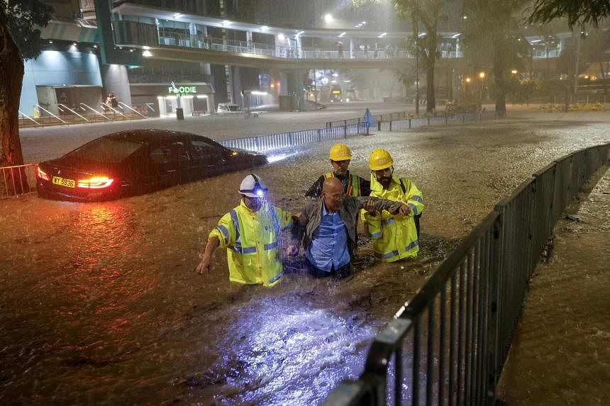 Lượng mưa cao kỷ lục, đường phố Hồng Kông chìm trong “biển nước” - Ảnh 1.