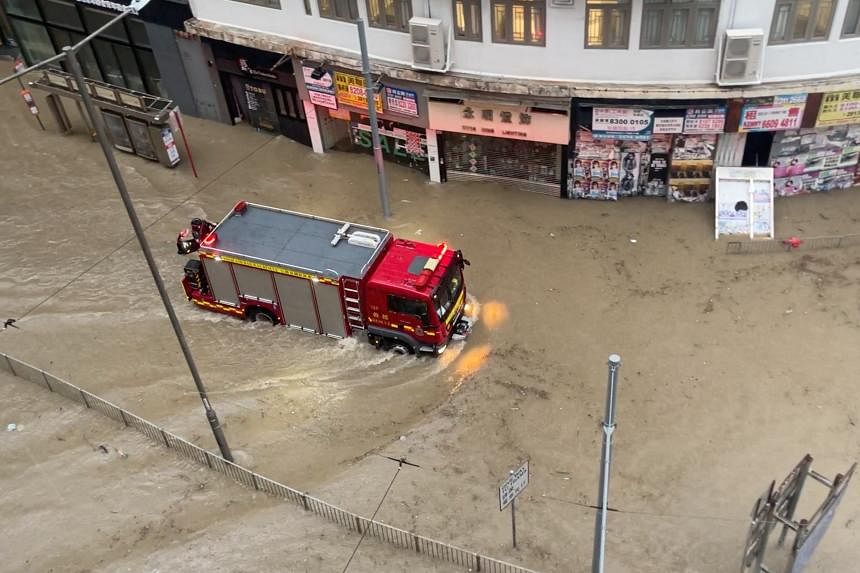 Lượng mưa cao kỷ lục, đường phố Hồng Kông chìm trong “biển nước” - Ảnh 2.