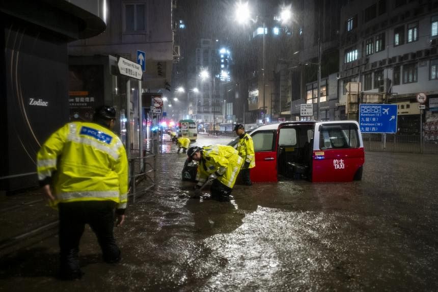 Lượng mưa cao kỷ lục, đường phố Hồng Kông chìm trong “biển nước” - Ảnh 4.