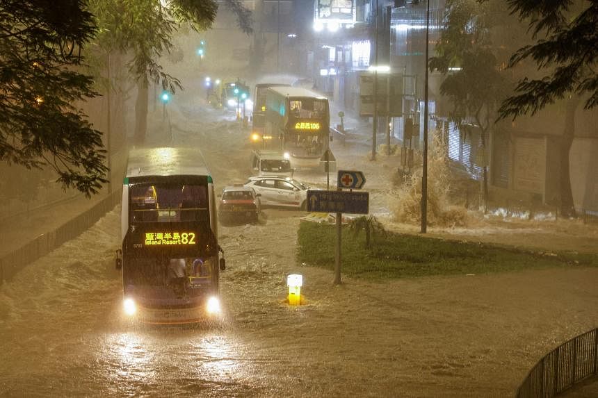 Lượng mưa cao kỷ lục, đường phố Hồng Kông chìm trong “biển nước” - Ảnh 6.