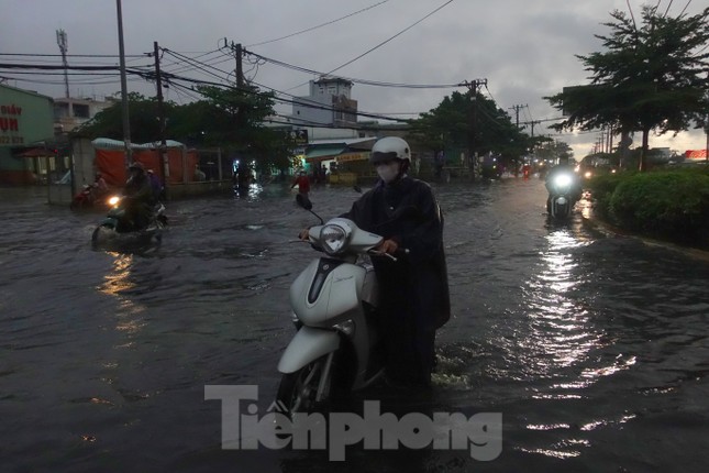 Hầm chui Tân Tạo thất thủ, người dân TPHCM 'khóc' trong cơn mưa - Ảnh 7.
