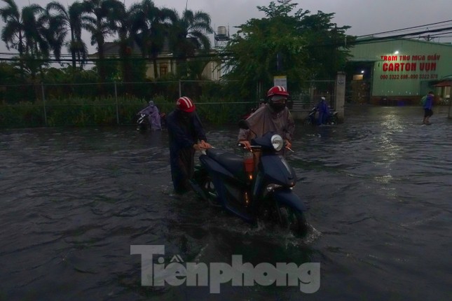 Hầm chui Tân Tạo thất thủ, người dân TPHCM 'khóc' trong cơn mưa - Ảnh 6.