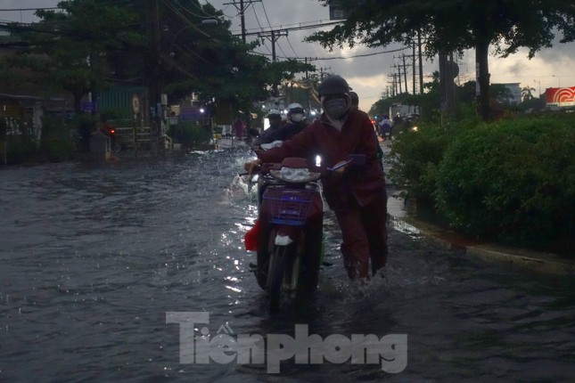 Hầm chui Tân Tạo thất thủ, người dân TPHCM 'khóc' trong cơn mưa - Ảnh 8.