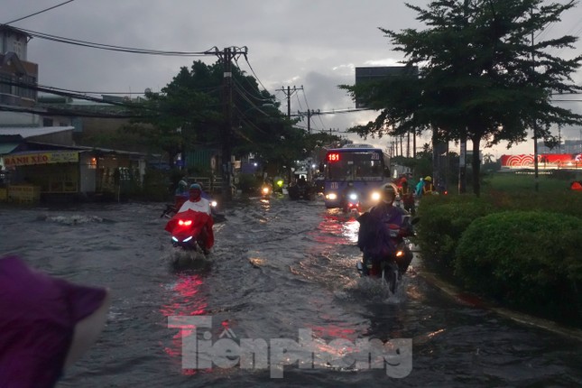 Hầm chui Tân Tạo thất thủ, người dân TPHCM 'khóc' trong cơn mưa - Ảnh 5.