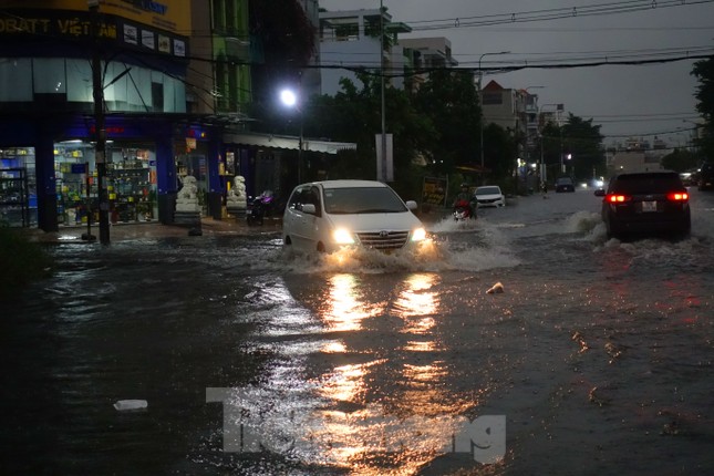Hầm chui Tân Tạo thất thủ, người dân TPHCM 'khóc' trong cơn mưa - Ảnh 4.