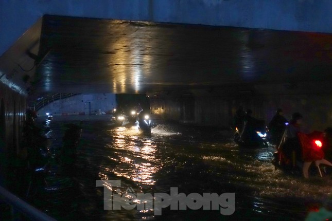 Hầm chui Tân Tạo thất thủ, người dân TPHCM 'khóc' trong cơn mưa - Ảnh 2.