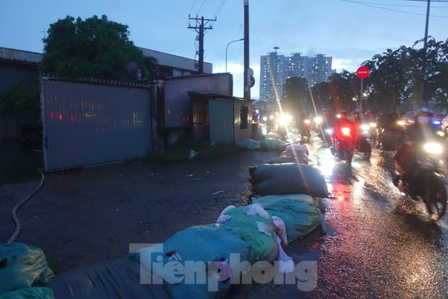 Hầm chui Tân Tạo thất thủ, người dân TPHCM 'khóc' trong cơn mưa - Ảnh 9.