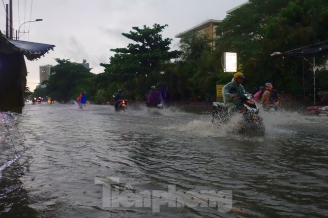 Hầm chui Tân Tạo thất thủ, người dân TPHCM 'khóc' trong cơn mưa - Ảnh 3.