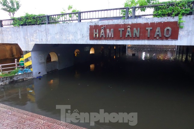 Hầm chui Tân Tạo thất thủ, người dân TPHCM 'khóc' trong cơn mưa - Ảnh 1.