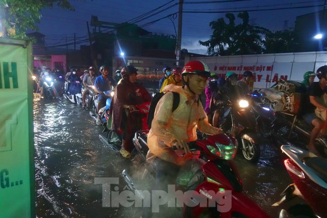 Hầm chui Tân Tạo thất thủ, người dân TPHCM 'khóc' trong cơn mưa - Ảnh 12.