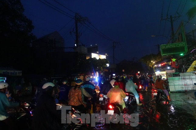 Hầm chui Tân Tạo thất thủ, người dân TPHCM 'khóc' trong cơn mưa - Ảnh 13.