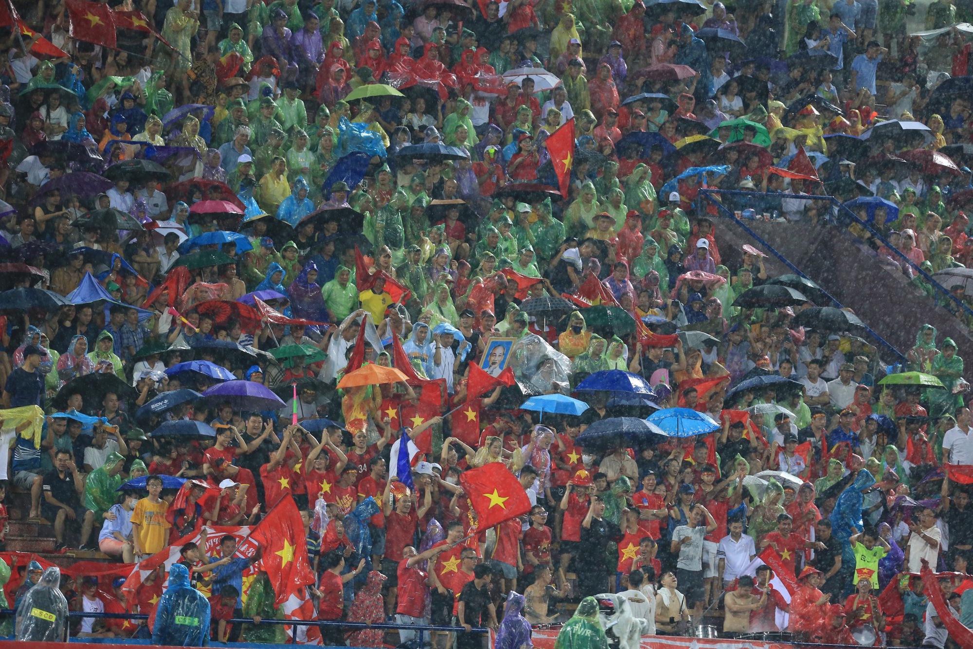 Hàng ngàn người hâm mộ đội mưa cổ vũ U23 Việt Nam thi đấu ở U23 châu Á - Ảnh 1.